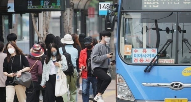 마스크를 착용하지 않고 버스에 탔다가 자신을 제지하려던 버스 기사와 다른 시민에게 폭행을 가한 남성이 경찰에 붙잡혔다./사진=연합뉴스