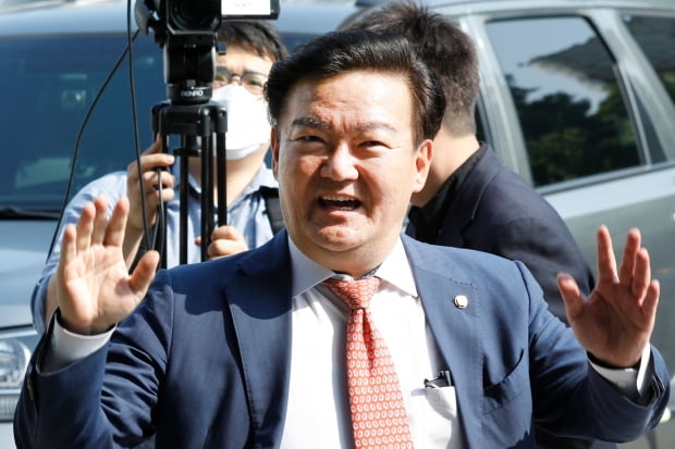 민경욱 미래통합당 전 의원이 지난 21일 오후 경기 의정부지방검찰청에서 투표용지 유출과 관련, 조사를 받기 위해 출석하기 전 지지자들을 향해 손 흔들고 있다. 뉴스1