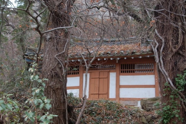 군산 앞바다를 항해하는 배들이 방문해서 안전을 기원하는 선유도 오룡사당. 사진=윤명철 동국대 명예교수·우즈베키스탄 국립 사마르칸트대 교수