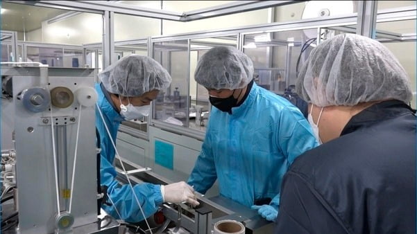 삼성전자 관계자가 국내 중소기업에 마스크 생산성 향상 노하우를 전수하는 모습. /삼성전자 제공