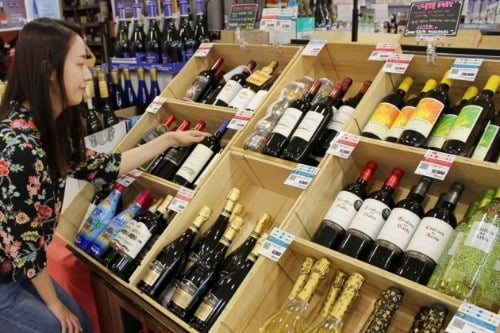 22일 유통업계에 따르면 롯데마트는 오는 25일 3900원짜리 스페인 와인 '레알 푸엔테' 2종을 선보인다. 사진=롯데쇼핑 제공