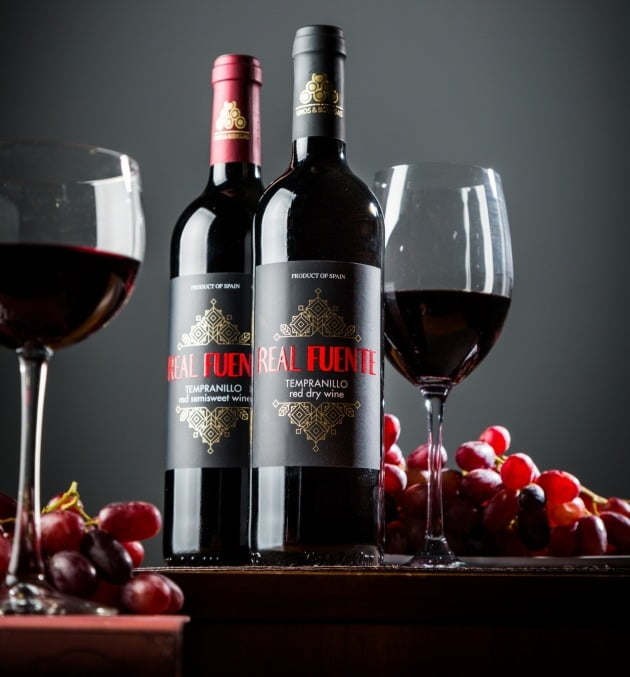 22일 유통업계에 따르면 롯데마트는 오는 25일 3900원짜리 스페인 와인 '레알 푸엔테' 2종을 선보인다.  사진=롯데쇼핑 제공