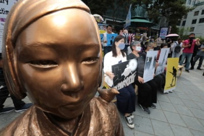 수요시위 '소녀상 앞' 보수단체 선점에…대학생들 맞불집회