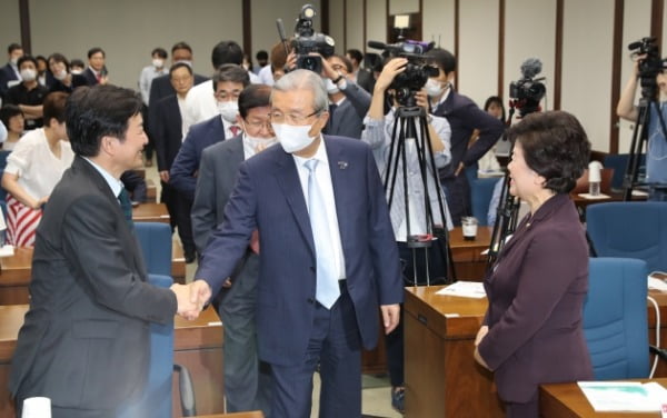 김종인 미래통합당 비상대책위원장이 23일 오전 서울 여의도 국회 도서관에서 열린 사회안전망 4.0 정책토론회에 참석하며 원희룡 제주도지사와 인사하고 있다. /사진=연합뉴스