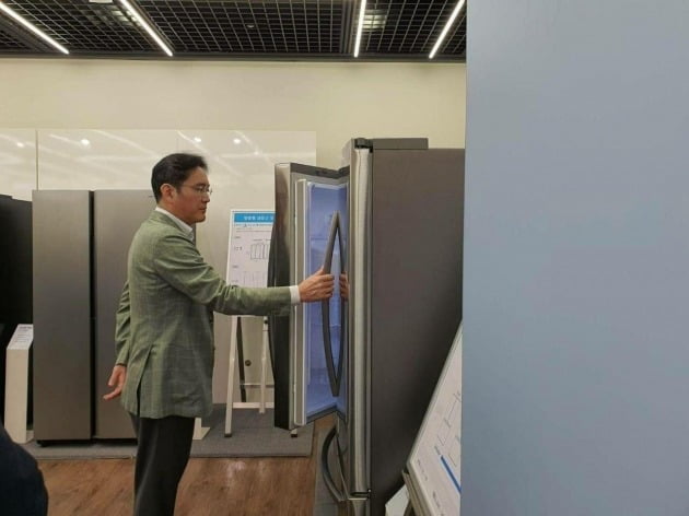 이재용 삼성전자 부회장(사진)이 23일 경기도 수원에 있는 생활가전사업부를 찾아 냉장고를 살펴보고 있다. 삼성전자 제공.