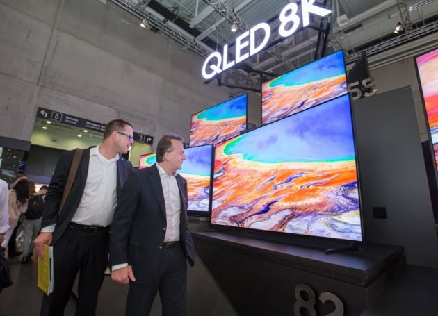 지난해 9월 독일 베를린에서 열린 'IFA 2019' 전시부스에서 관람객들이 삼성 QLED 8K TV를 체험하고 있다.  /한경DB