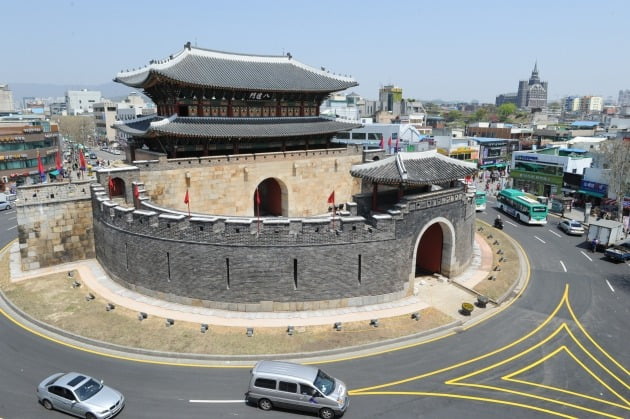 문화체육관광부, 한국관광공사가 추진하는 스마트 관광도시 조성사업 후보 대상지에 선정된 수원 화성의 팔달문.  /한경DB.