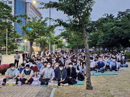 지난 23일 저녁 인천공항공사 정규직 노조원들이 회사 앞 잔디밭에서 사측의 보안검색요원 1900여 명의 정규직 전환 발표에 반발하는 규탄대회를 열고 있다. 인천국제공항공사 노동조합 제공 