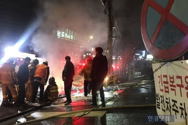 2018년 11월 24일 서울시 서대문구 KT 아현지사 건물 통신실에서 발생한 화재. 사진=한경DB