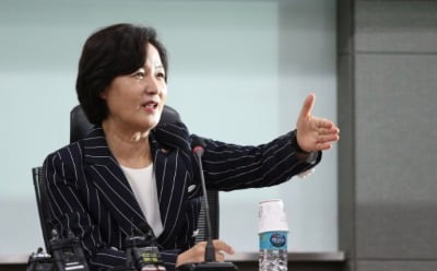 추미애, 윤석열 또 공개비판…"지시 어기고 절반 잘라먹어"