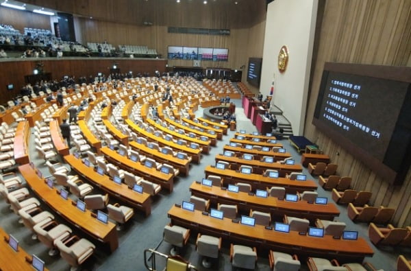 미래통합당 의원들이 불참한 가운데 지난 15일 국회 본회의에서 법제사법위원장 등 6개 상임위원장 투표가 진행되고 있다. /사진=연합뉴스