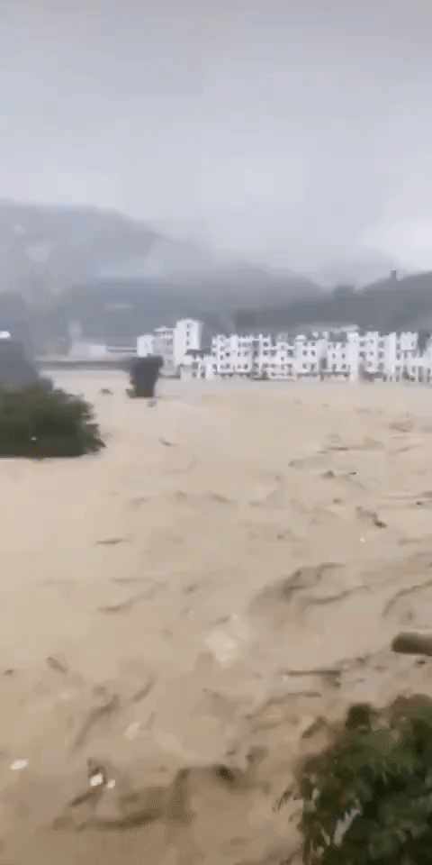 [영상] 중국 100년만의 대홍수…남부 물바다