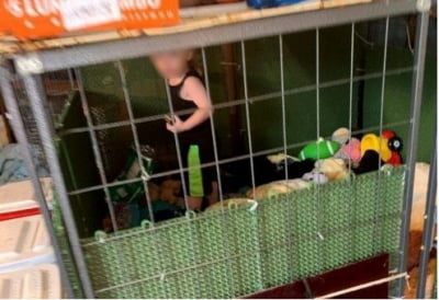 개 사육장에 방치된 18개월 아기…배설물·벌레·뱀·쥐 '우글'
