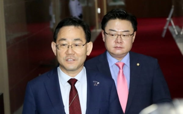 주호영 미래통합당 원내대표가 지난 26일 국회 의잘실을 나서며 기자들의 질문에 답하고 있다./사진=김범준 기자 bjk07@hankyung.com