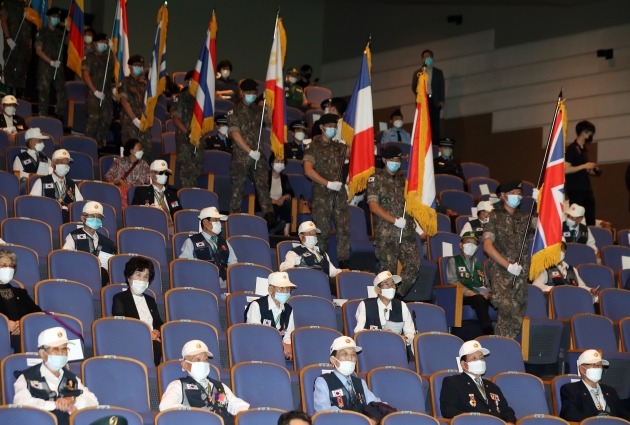 25일 오전 광주 남구 빛고을시민문화관에서 열린 6·25전쟁 70주년 기념식에서 참석자들이 코로나19 영향으로 거리를 두고 좌석에 앉아 있다. 2020.6.25 [사진=연합뉴스]