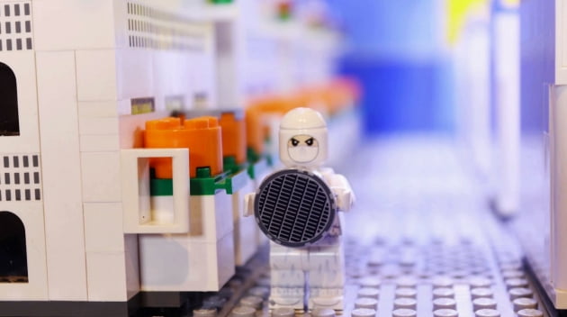 삼성전자가 제작한 클린룸 관련 유뷰브 영상. 반도체 클린룸의 모형을 레고를 활용해 제작했다.     삼성전자 제공 
