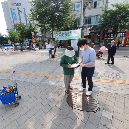 인천공항공사 직원이 지난 26일 서울 신촌역에서 공정한 정규직화의 필요성을 시민에게 설명하며 국민서명운동을 하고 있다. 독자 제공
