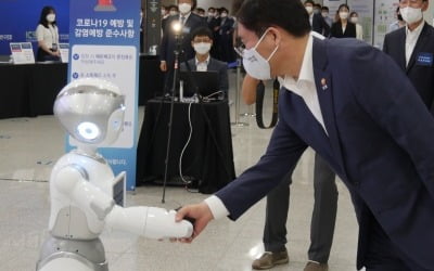 성윤모 장관과 악수한 소셜로봇 '아로'…사람처럼 감정표현