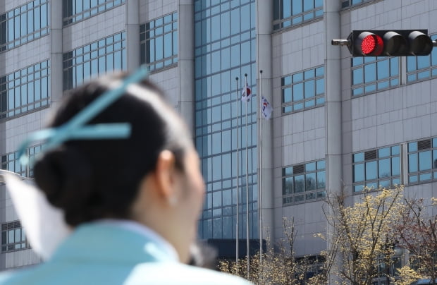 11일 항공업계에 따르면 대한항공은 오는 17일까지 만 2년 이상 근속한 객실승무원을 대상으로 장기 무급휴직 신청을 접수한다. 다음달 1일부터 최소 6개월에서 최대 1년간의 장기 무급 휴직이다. 사진=연합뉴스