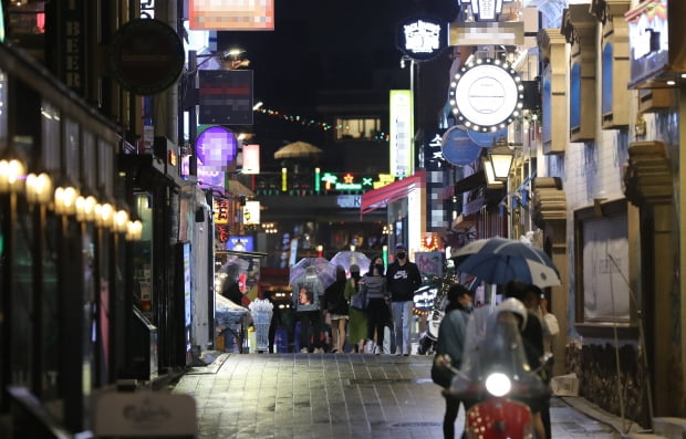 강남 유흥업소 20대 여직원 확진…재개장 하루 만에 폐쇄