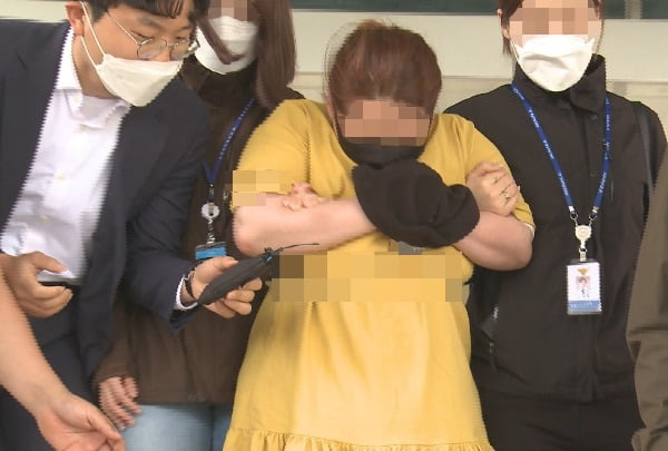 의붓아들을 여행용 가방에 가둬 심정지 상태에 이르게 한 의붓어머니가 3일 영장 실질심사를 위해 대전지방법원 천안지원으로 들어서고 있다. 사진=연합뉴스