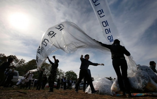 탈북자 단체들이 경기도 파주시 접경지역에서 대북 전단을 날리는 모습.(사진=연합뉴스)