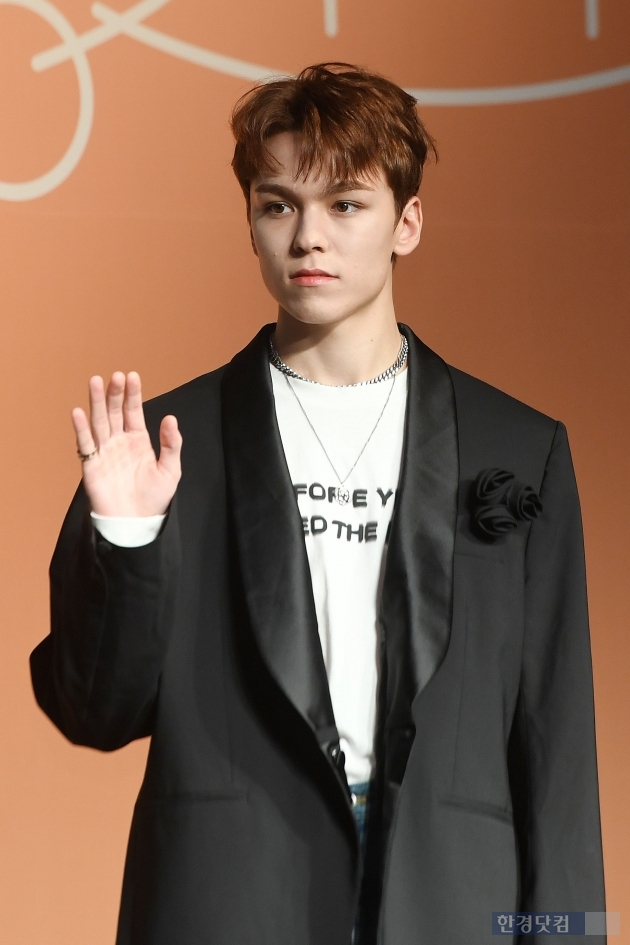 [포토] 세븐틴 버논, '꽃보다 잘생겼어~'