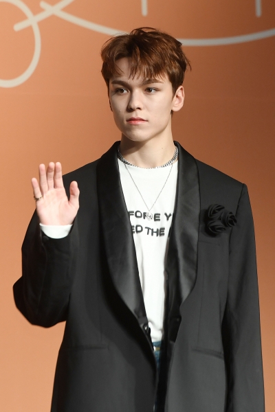 [포토] 세븐틴 버논, '꽃보다 잘생겼어~'