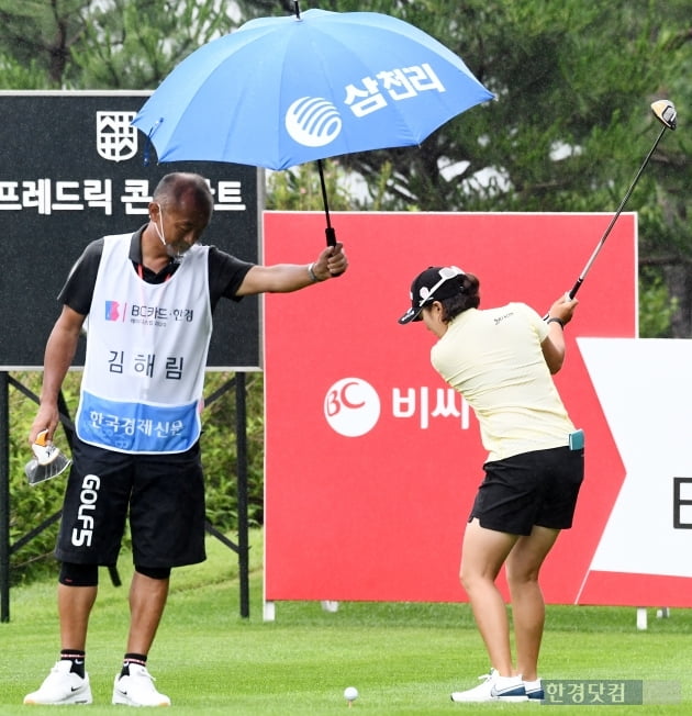 [BC카드·한경 레이디스컵 2020] 김해림, '신중한 티샷 연습'