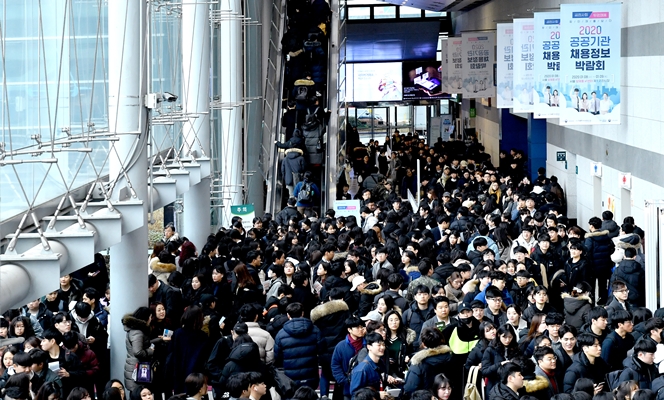 대졸자 50%, &#39;전공과 무관한 직업 가진다&#39;···한국 ‘미스매치’ OECD 평균 39%보다 높아