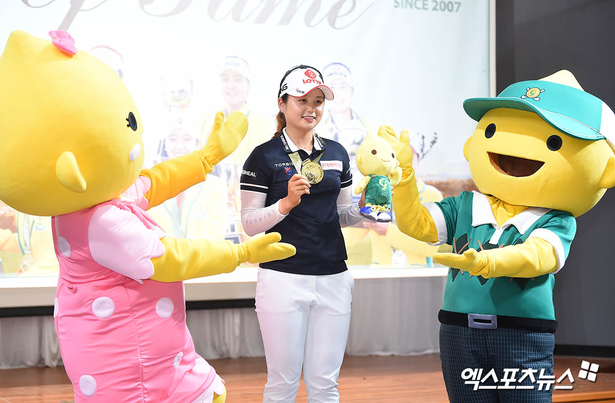 최혜진 &#39;인형탈과 함께 기념 사진&#39;[포토]