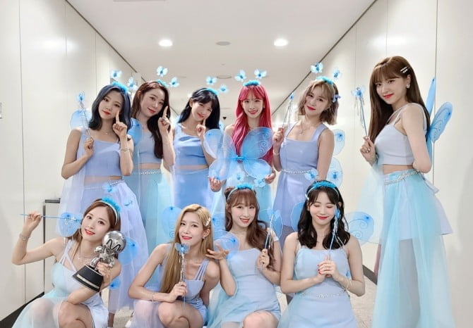 ‘엠카’ 우주소녀, 신곡 ‘버터플라이’ 1위…음악방송 2관왕