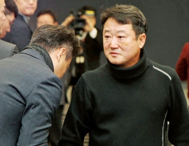이웅열 코오롱그룹 회장(오른쪽)이 지난 2018년 서울 마곡동 코오롱 원앤온리타워에서 회사를 떠나겠다고 발표한 뒤 임직원들과 악수하고 있다.  사진=코오롱그룹 제공 