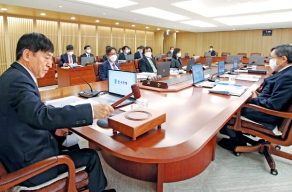 이주열 한국은행 총재가 지난 9일 서울 중구 한국은행에서 열린 금융통화위원회에서 의사봉을 두드리고 있다. 금통위는 이날 기준금리를 연 0.75%로 동결했고 한은은 양적 완화 조치를 추가로 발표했다. 