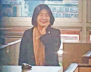 윤미향 더불어민주당 의원이 1일 국회 사무실에서 보좌진과 웃으며 대화하고 있다.  연합뉴스 
