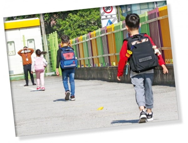 학교 가는 길도 '거리두기'