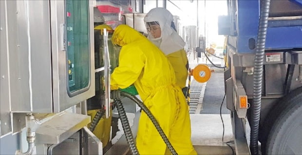 충북 청주 SK하이닉스 반도체공장에서 한 작업자가 탱크로리에 든 화학물질을 배관을 통해 케미컬공급실로 옮기고 있다. /공동취재단 제공 