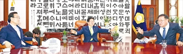 21대 국회 원 구성을 위한 여야 원내대표 회동이 11일 국회의장실에서 열렸다. 왼쪽부터 주호영 미래통합당 원내대표, 박병석 국회의장, 김태년 더불어민주당 원내대표.  /신경훈  기자 khshin@hankyung.com 