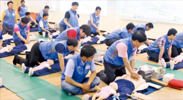 GS건설과 협력사 직원들이 안전혁신학교에서 심폐소생술을 배우고 있다.  GS그룹 제공 