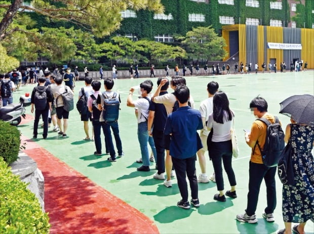 [포토] 두 차례 연기 끝에…한국철도 채용시험