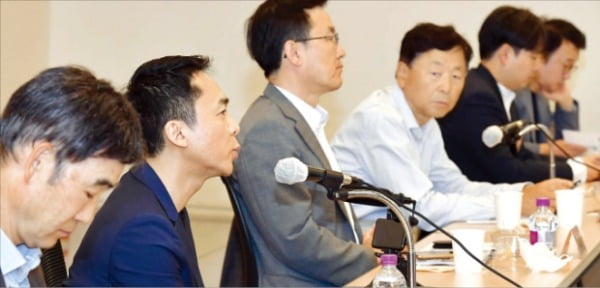 김지현 SK써니 부사장(왼쪽 두 번째)이 18일 서울 남대문로 대한상공회의소에서 열린 산업경쟁력포럼에서 질문에 답하고 있다.  김영우 기자 youngwoo@hankyung.com 