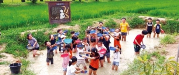 승곡체험휴양마을, 시원한 계곡에서 버들치 잡아보고…원두막에선 솟대 만들기 공예체험