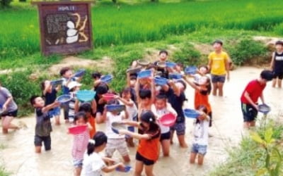 승곡체험휴양마을, 시원한 계곡에서 버들치 잡아보고…원두막에선 솟대 만들기 공예체험