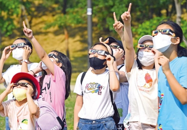 [포토] “달이 해를 가렸네”