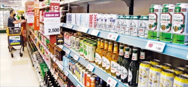 22일 이마트 서울 성수점 주류 코너에 무알코올 맥주가 진열돼 있다.    이마트 제공 