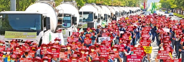 [포토] “운송료 올려달라”…경남 레미콘 총파업