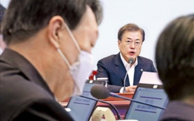 문 대통령, 추미애·윤석열 향해 "서로 협력해 과감한 개혁방안 만들라"