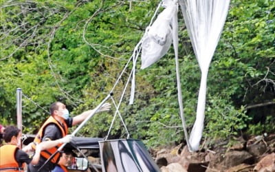 대북전단 기습 살포…탈북단체 "또 보낸다"