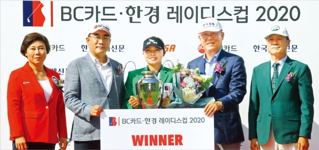 김지영이 28일 경기 포천시 포천힐스CC(파72·6605야드)에서 열린 한국여자프로골프(KLPGA)투어 ‘BC카드·한경 레이디스컵 2020’(총상금 7억원)에서 2차 연장 접전 끝에 우승을 차지한 뒤 우승컵을 들어 보이고 있다. 왼쪽부터 김순미 KLPGA 수석부회장, 이동면 BC카드 사장, 김지영 선수, 김정호 한국경제신문 사장, 정구학 포천힐스CC 대표.  포천힐스CC=강은구  기자  egkang@hankyung.com 