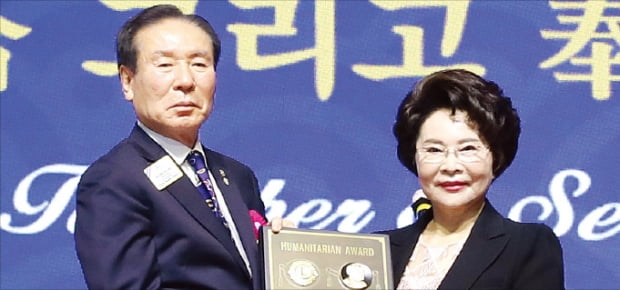 이길여 가천대 총장(오른쪽)이 29일 서울 남산제이그랜하우스에서 열린 국제라이온스 연차대회 에서 최중열 국제라이온스협회 국제회장으로부터 ‘라이온스 인도주의상’을 받고 있다.  가천대 제공 